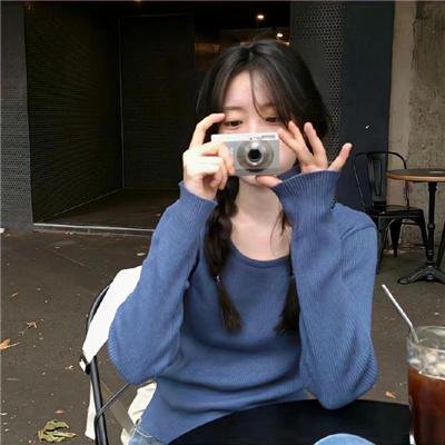 空房间里的女人
